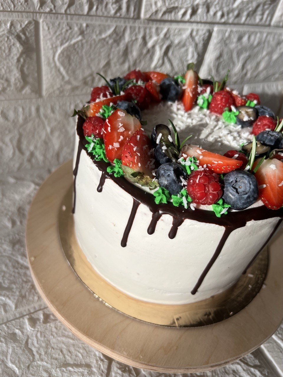 Sugar-free berry cake with chocolate drip
